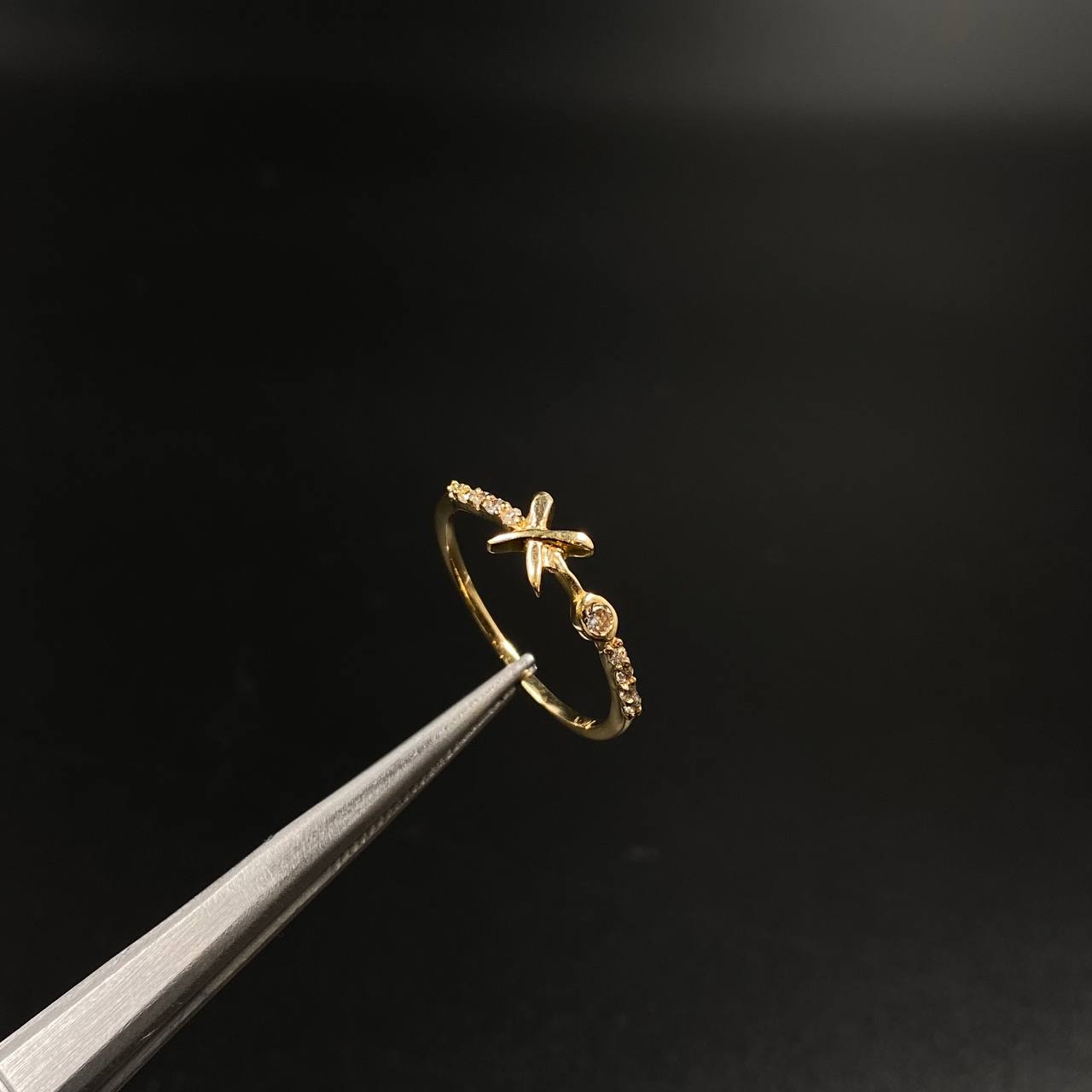 Ring Xo 1.15gr / Size 6 3/4 / White Zircons Yellow Gold&
