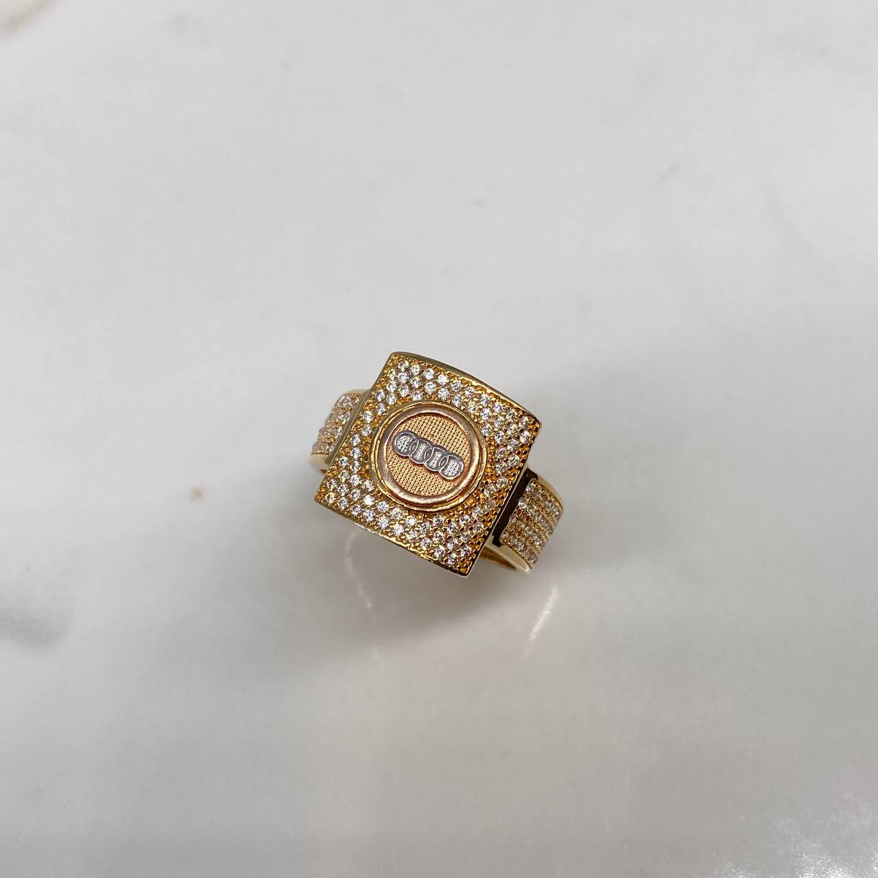 Ring Circles 9.45gr / Size 10 White Zircons Three Golds$