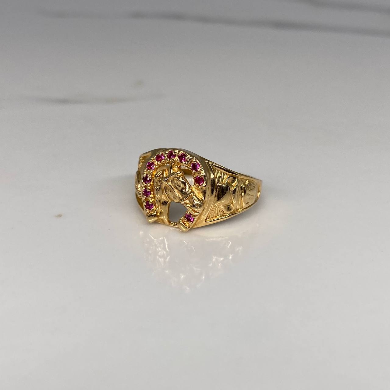 Anillo Caballo Herradura 7.95gr / T11 3/4 / Circones Fucsias  Oro Amarillo$