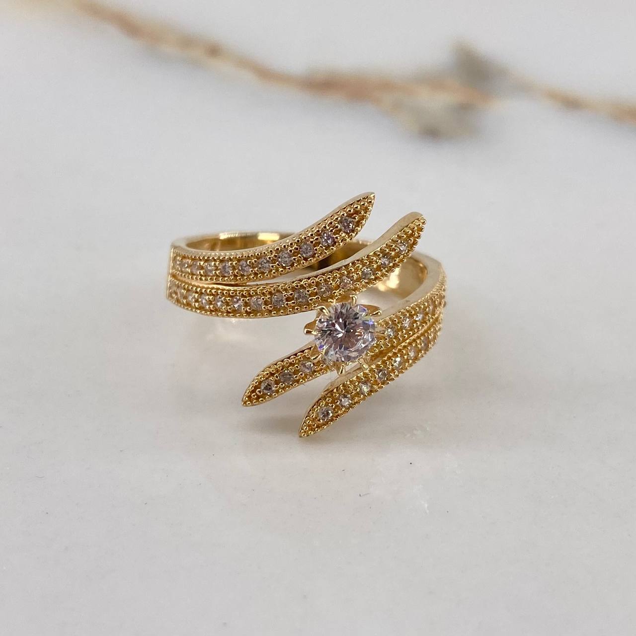 Crossed Laurel Ring 4.2gr / Size 6 3/4 / White Zircons Yellow Gold$
