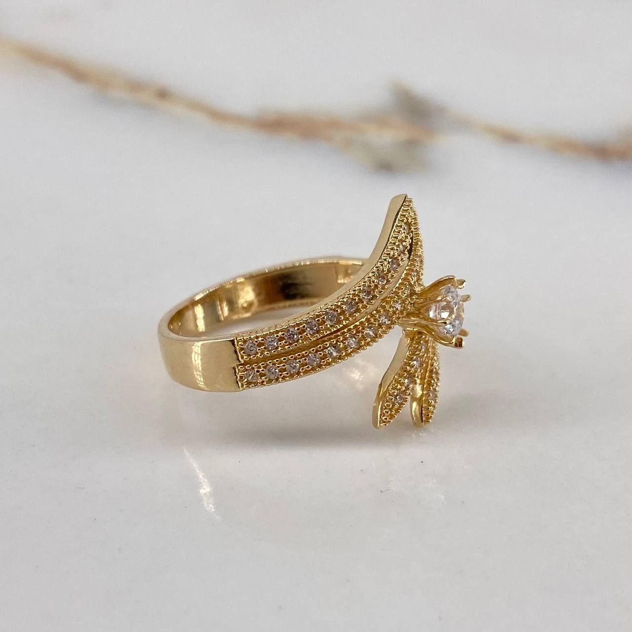Crossed Laurel Ring 4.2gr / Size 6 3/4 / White Zircons Yellow Gold$