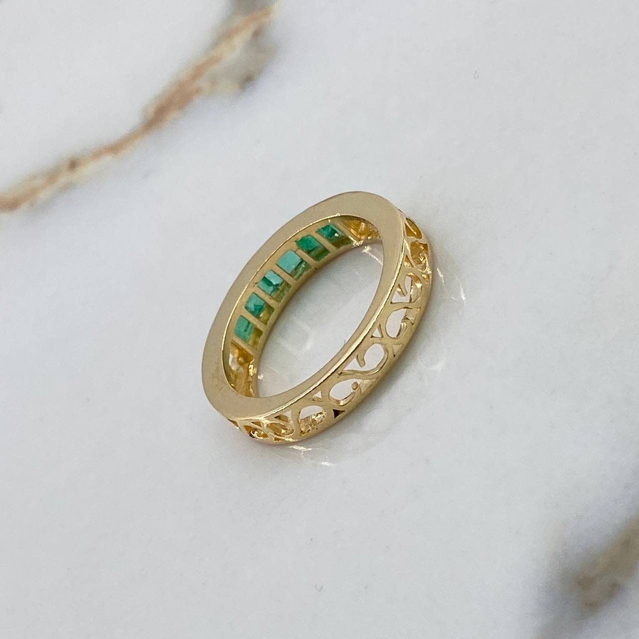 Anillo Banda Infinito  3.6gr / T6 3/4 / 1.2 Kt Esmeralda Oro Amarillo (Joya)$