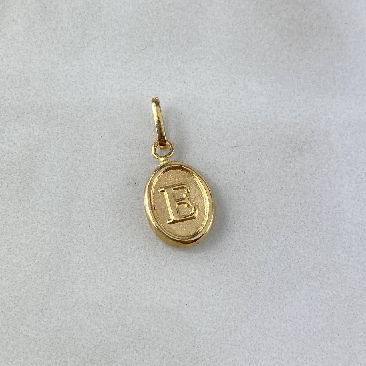 Pendant Letter E Oval 0.6gr / 1.8cm / Stamped Yellow Gold ©
