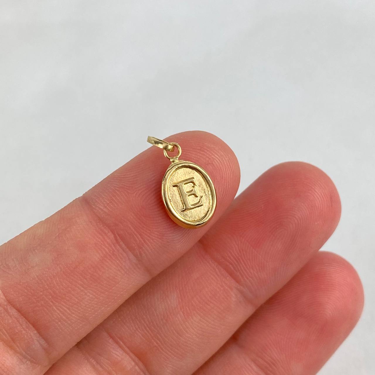 Pendant Letter E Oval 0.6gr / 1.8cm / Stamped Yellow Gold ©