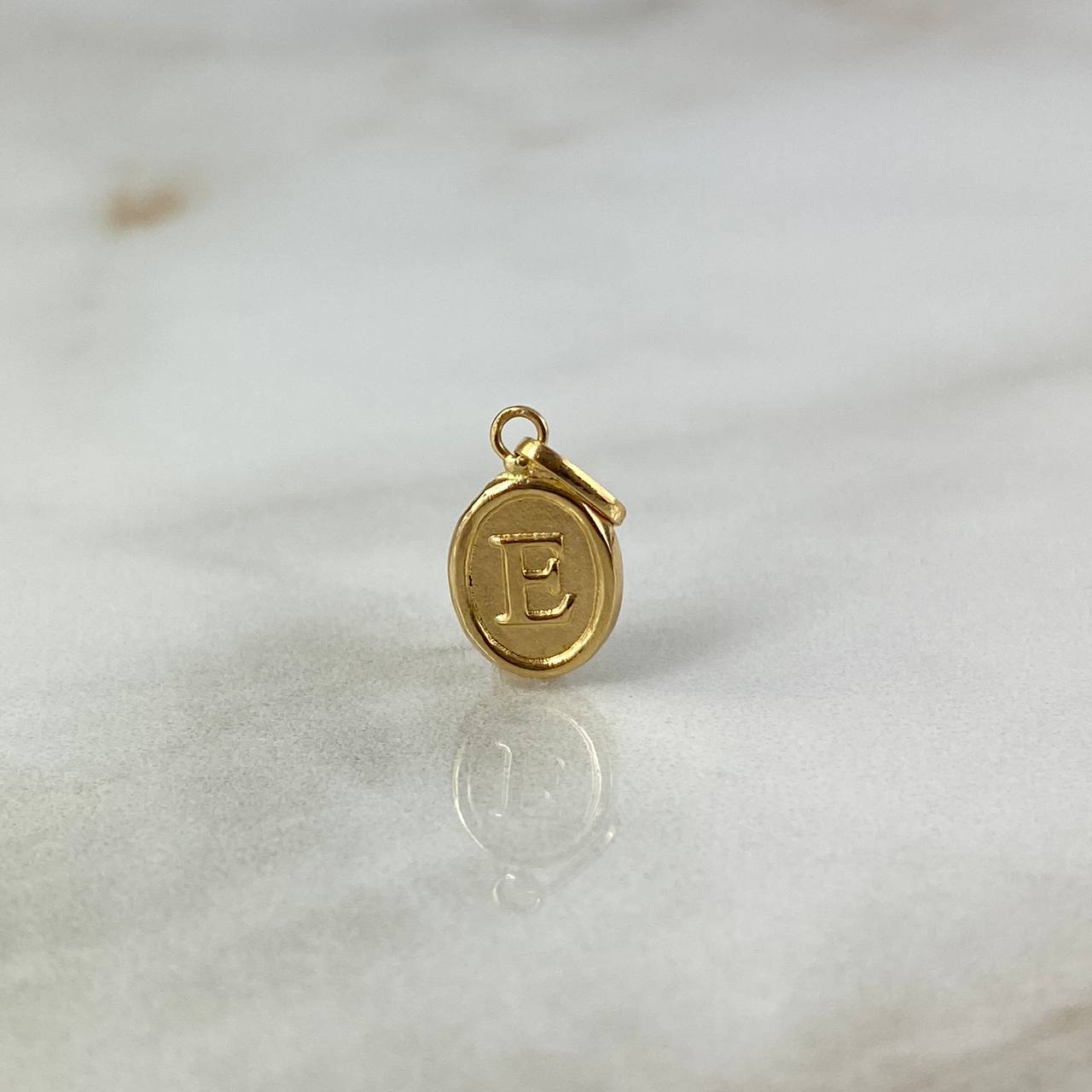 Pendant Letter E Oval 0.6gr / 1.8cm / Stamped Yellow Gold ©