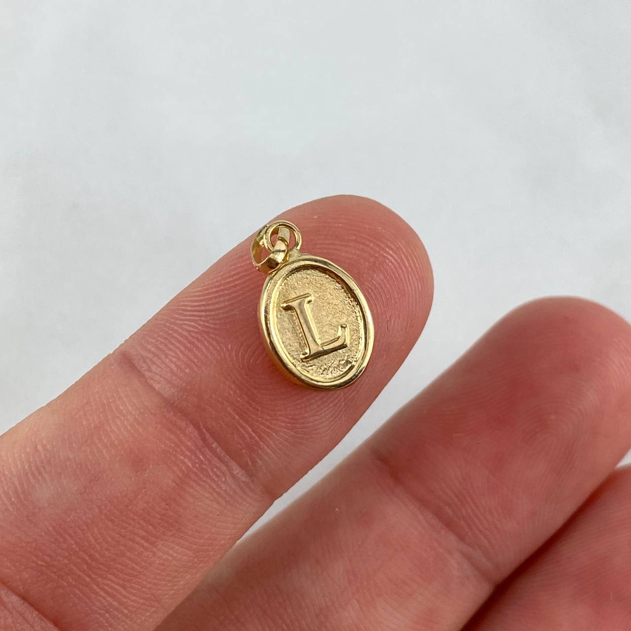 Pendant Oval L Letter 0.6gr / 1.8cm / Stamped Yellow Gold ©