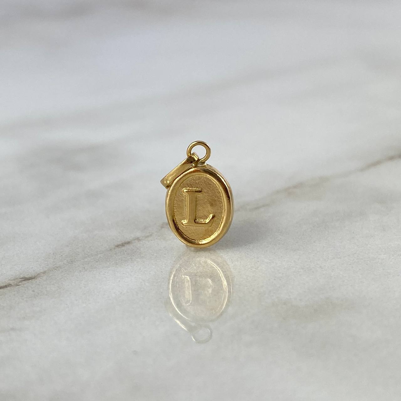 Pendant Oval L Letter 0.6gr / 1.8cm / Stamped Yellow Gold ©