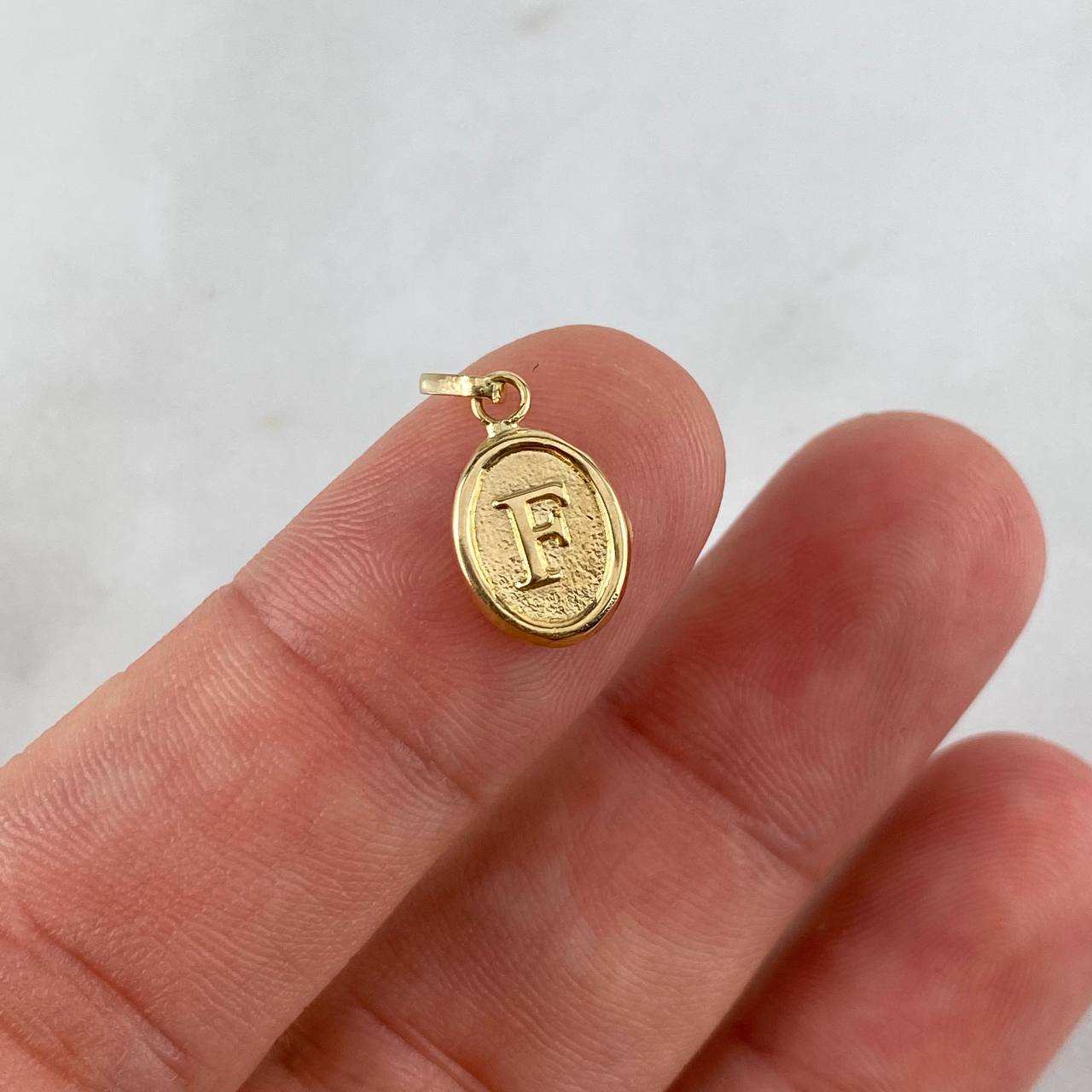 Pendant Letter F Oval 0.55gr / 1.8cm / Stamped Yellow Gold ©