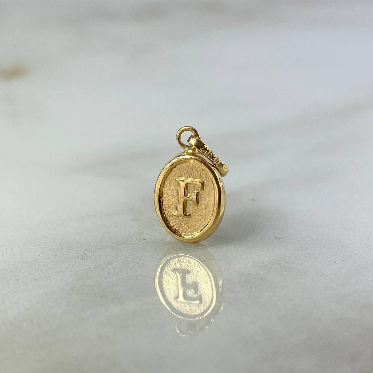 Pendant Letter F Oval 0.55gr / 1.8cm / Stamped Yellow Gold ©