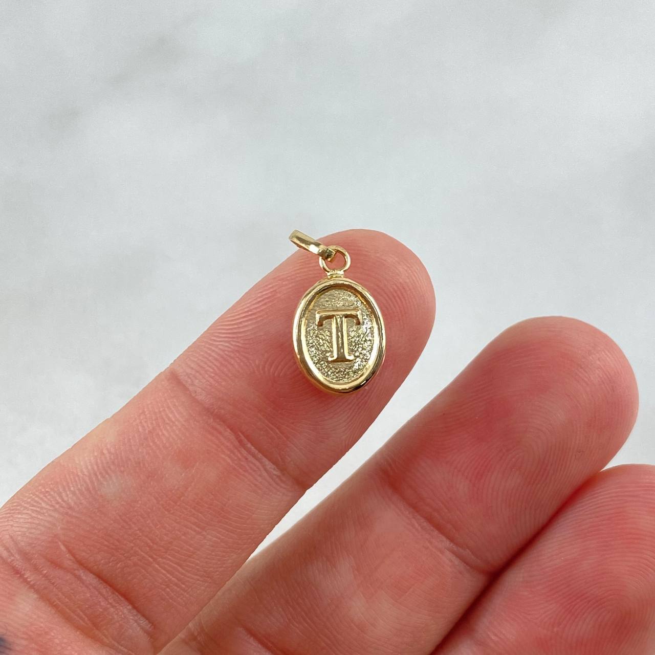Dije Letra T 0.5gr / 1.8cm / Troquelada Oro Amarillo