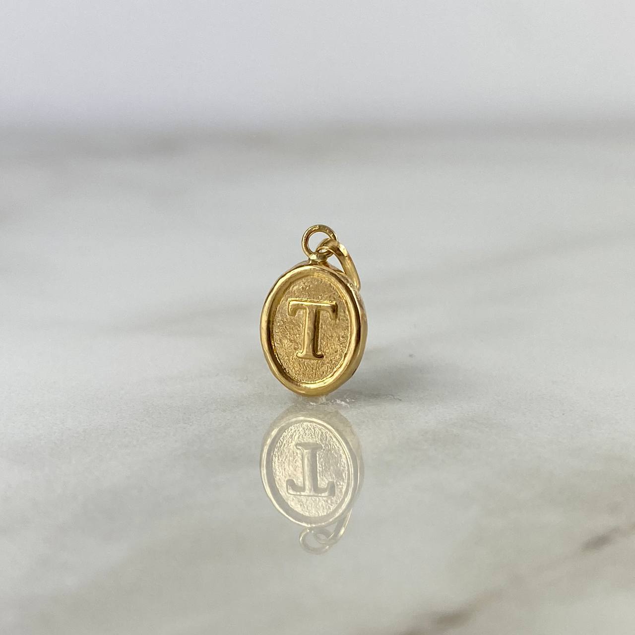 Pendant Oval T Letter 0.4gr / 1.8cm / Yellow Gold Stamped