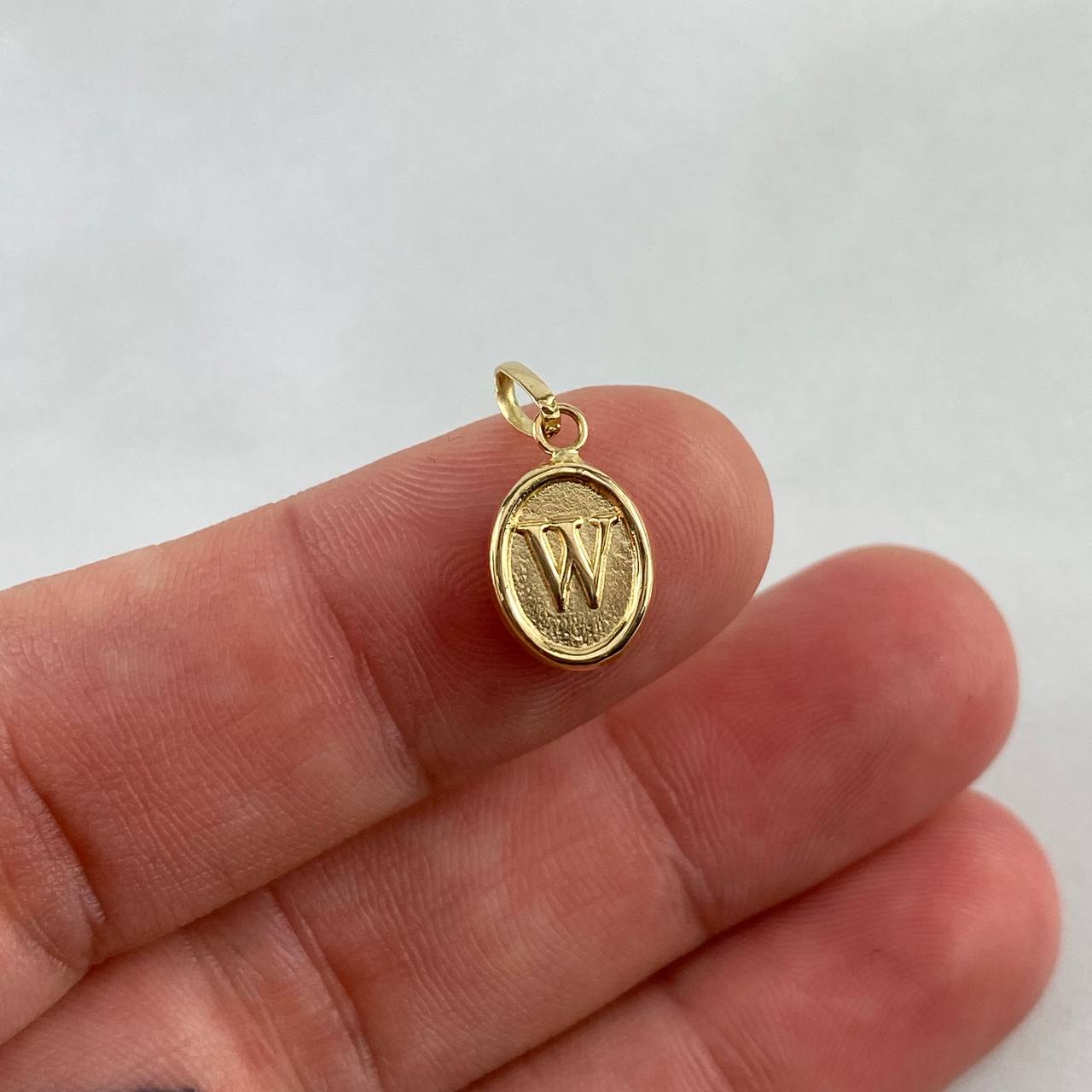 Pendant Oval W Letter 0.4gr / 1.8cm / Stamped Yellow Gold