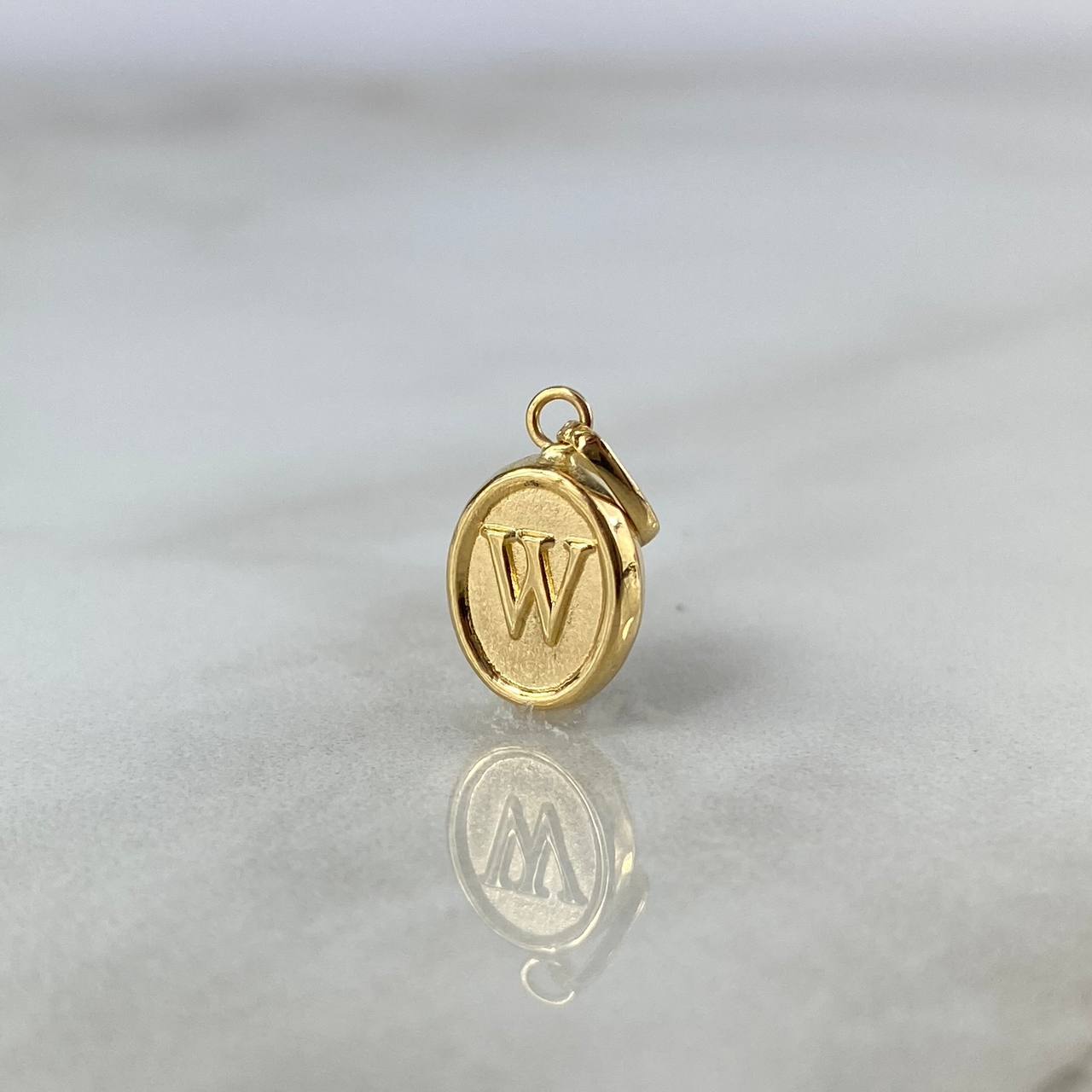 Pendant Oval W Letter 0.4gr / 1.8cm / Stamped Yellow Gold