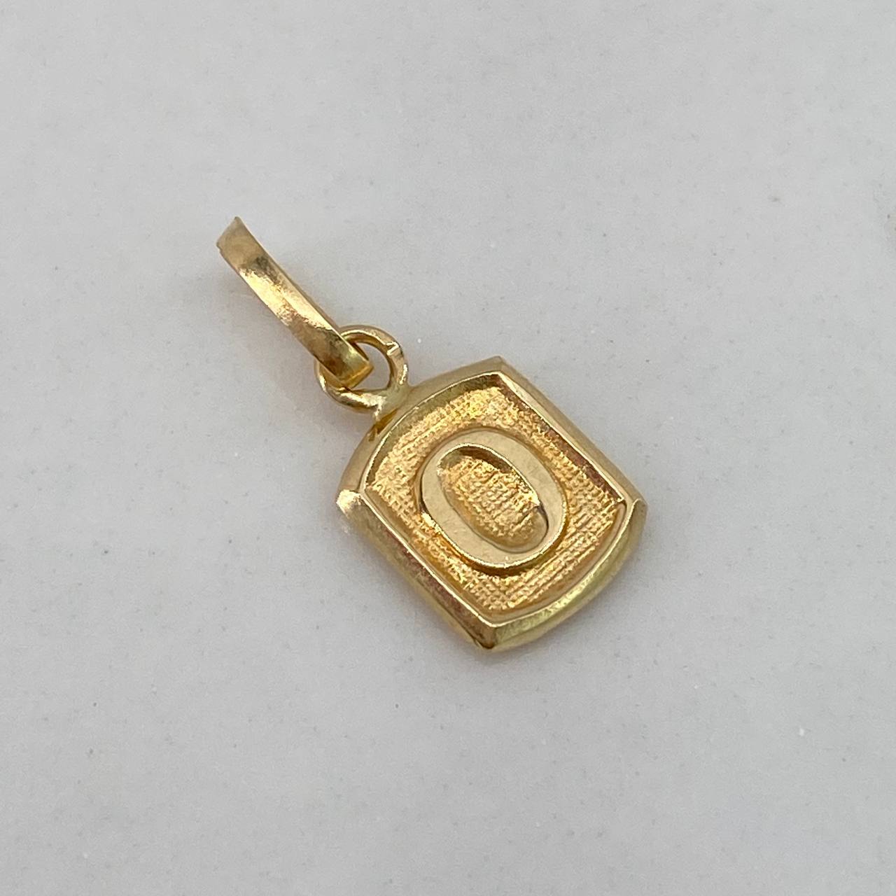 Pendant Letter O Frame 0.35gr / 1.5cm / Smooth Yellow Gold $