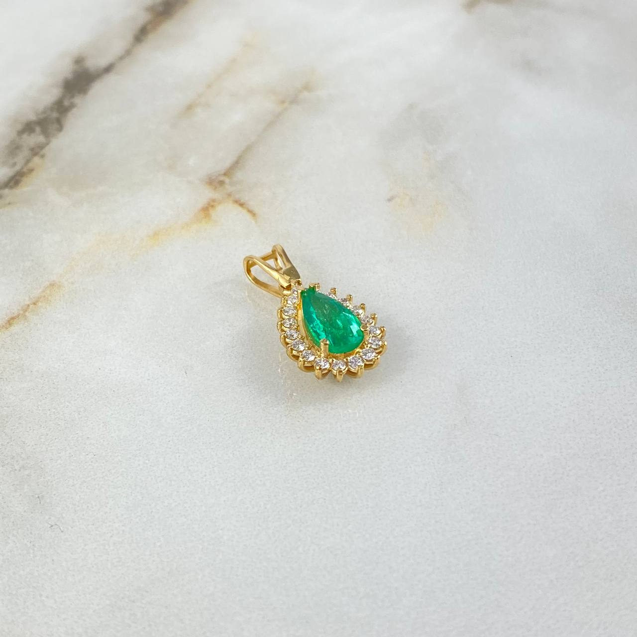 Pendant Pear 2.35gr / 2.3cm / 38pts Emerald 32pts Diamonds Yellow Gold (Jewel) ©