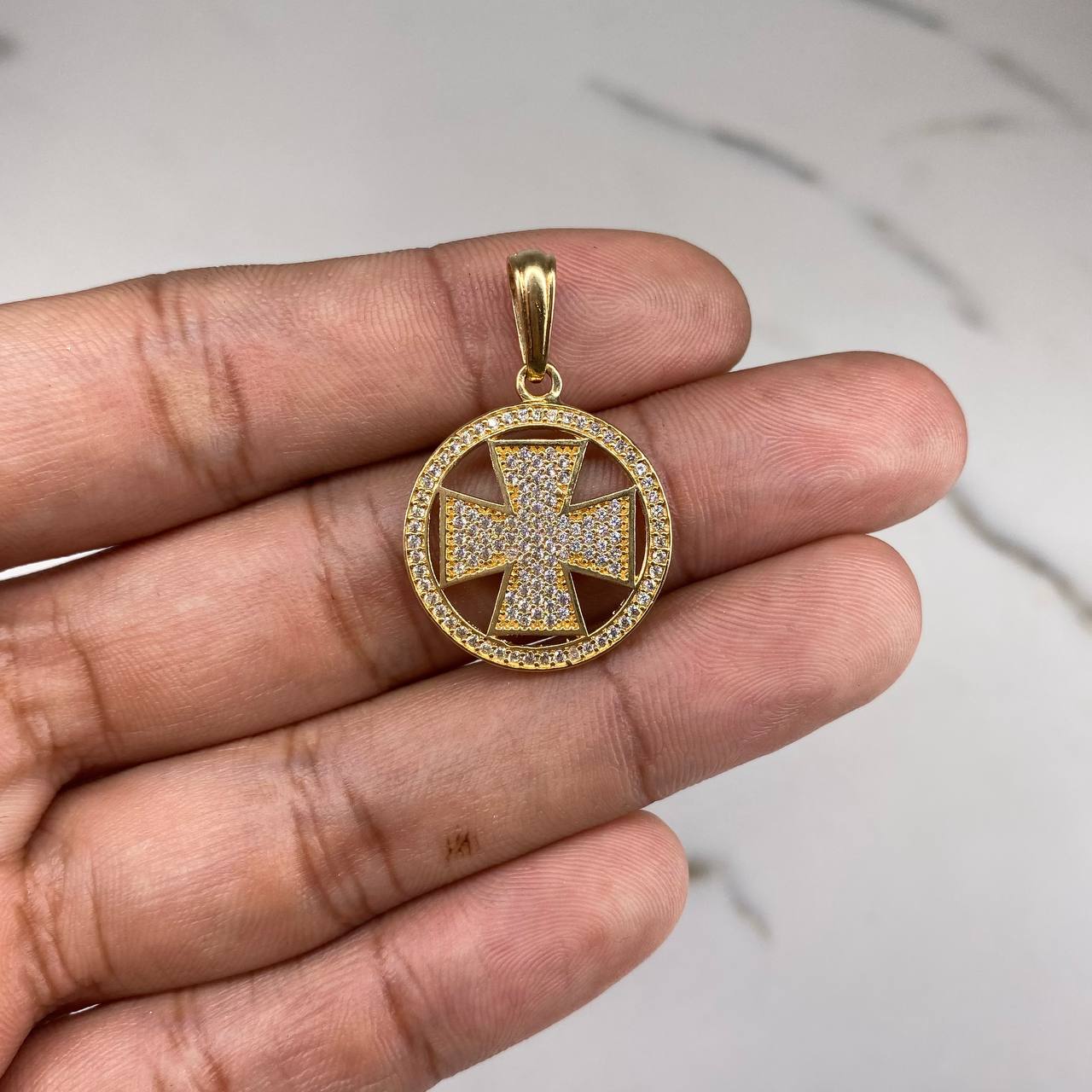 Dije Cruz Templaria  3.9gr / 3.5cm / Circones Blancos  Oro Amarillo $