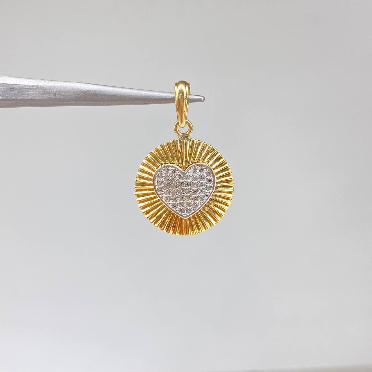 Pendant Heart Medallion 2.40gr / 2.5cm / Diamond Cut White Zircons Yellow Gold &