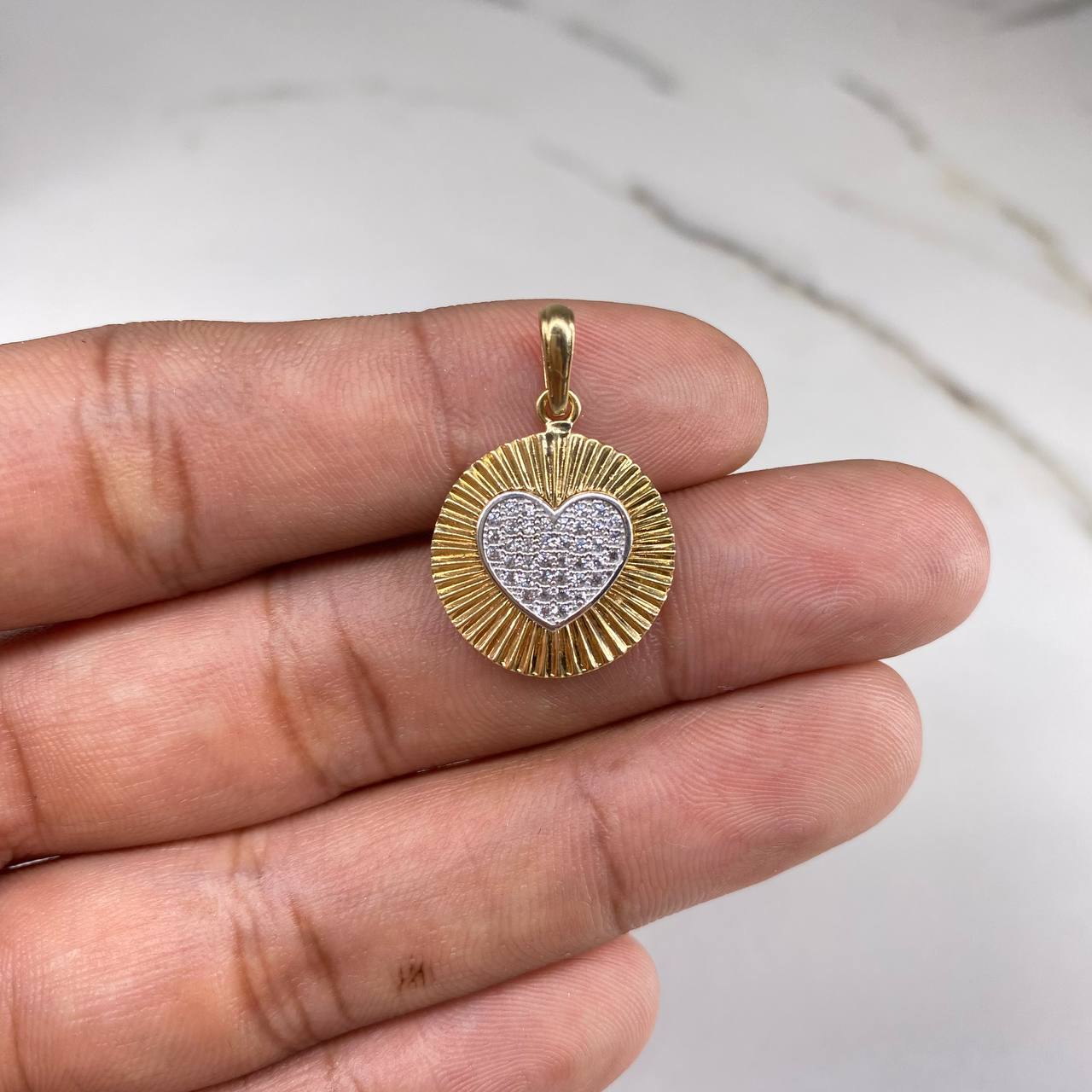 Pendant Heart Medallion 2.40gr / 2.5cm / Diamond Cut White Zircons Yellow Gold &