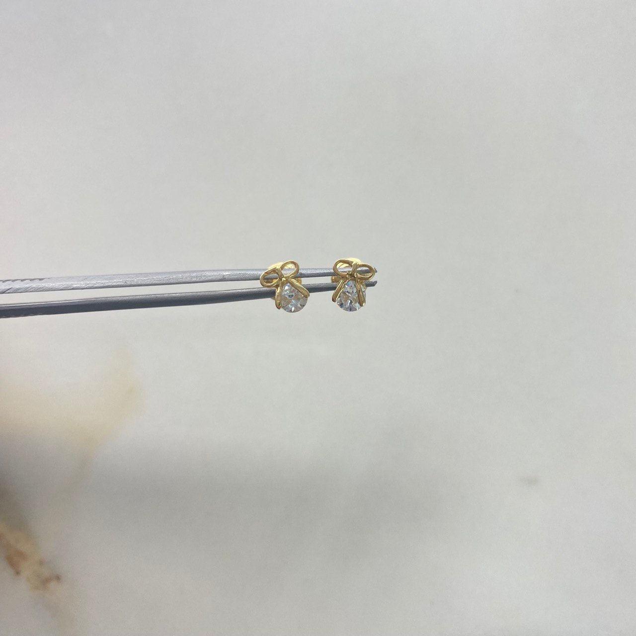 Stud Earrings Bow 0.9gr / White Zircon Yellow Gold &