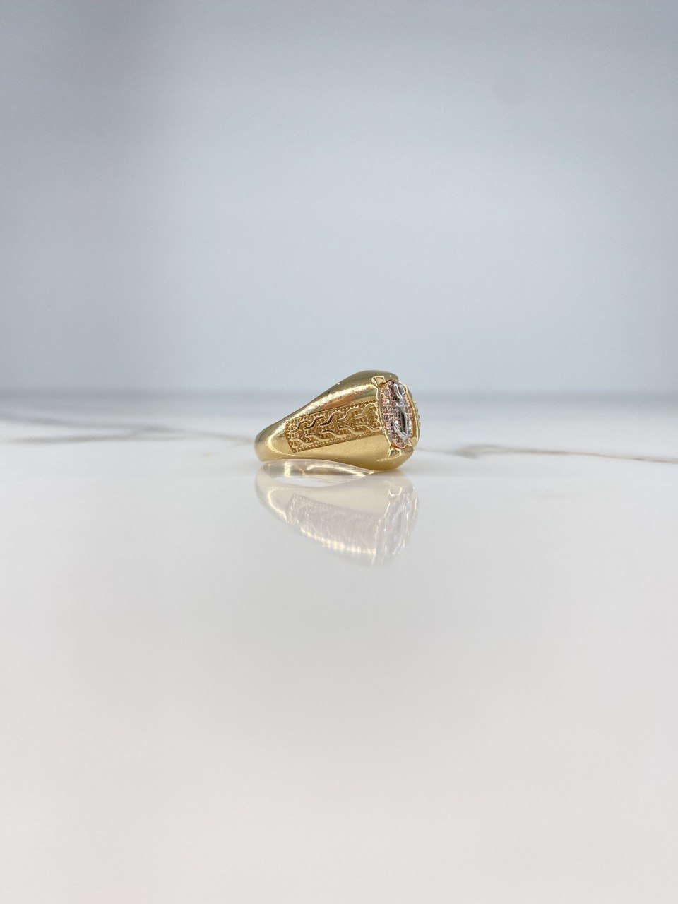 Anchor Ring 7.85gr / 10 / White Zircons Three Golds $