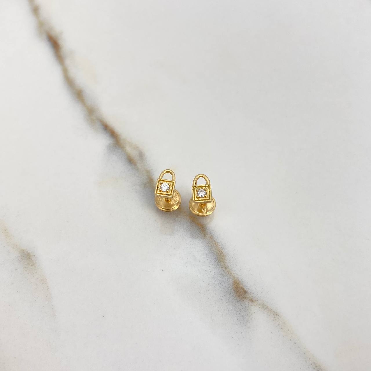 Stud Earrings Lock 0.7gr / White Zircon Yellow Gold $