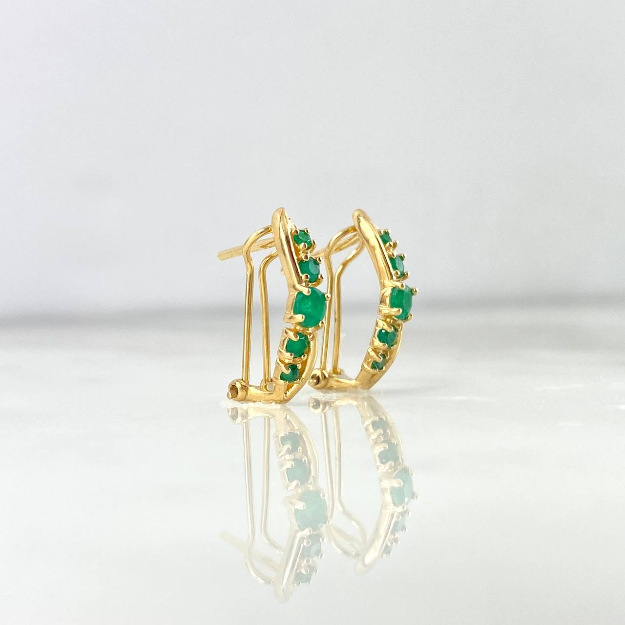 Candongas Petalo 2.7gr / 1.8cm / Esmeraldas 60pts Broche Omega Oro Amarillo (Joya)