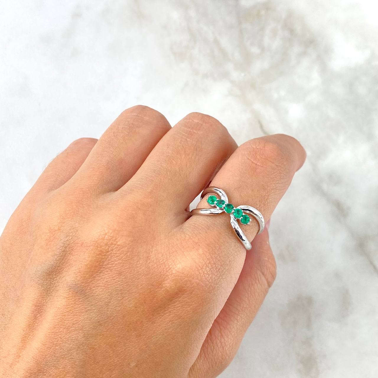 Inverse Infinity Ring 2.6gr / T6 1/2 / Emeralds 27pts White Gold (Jewel)