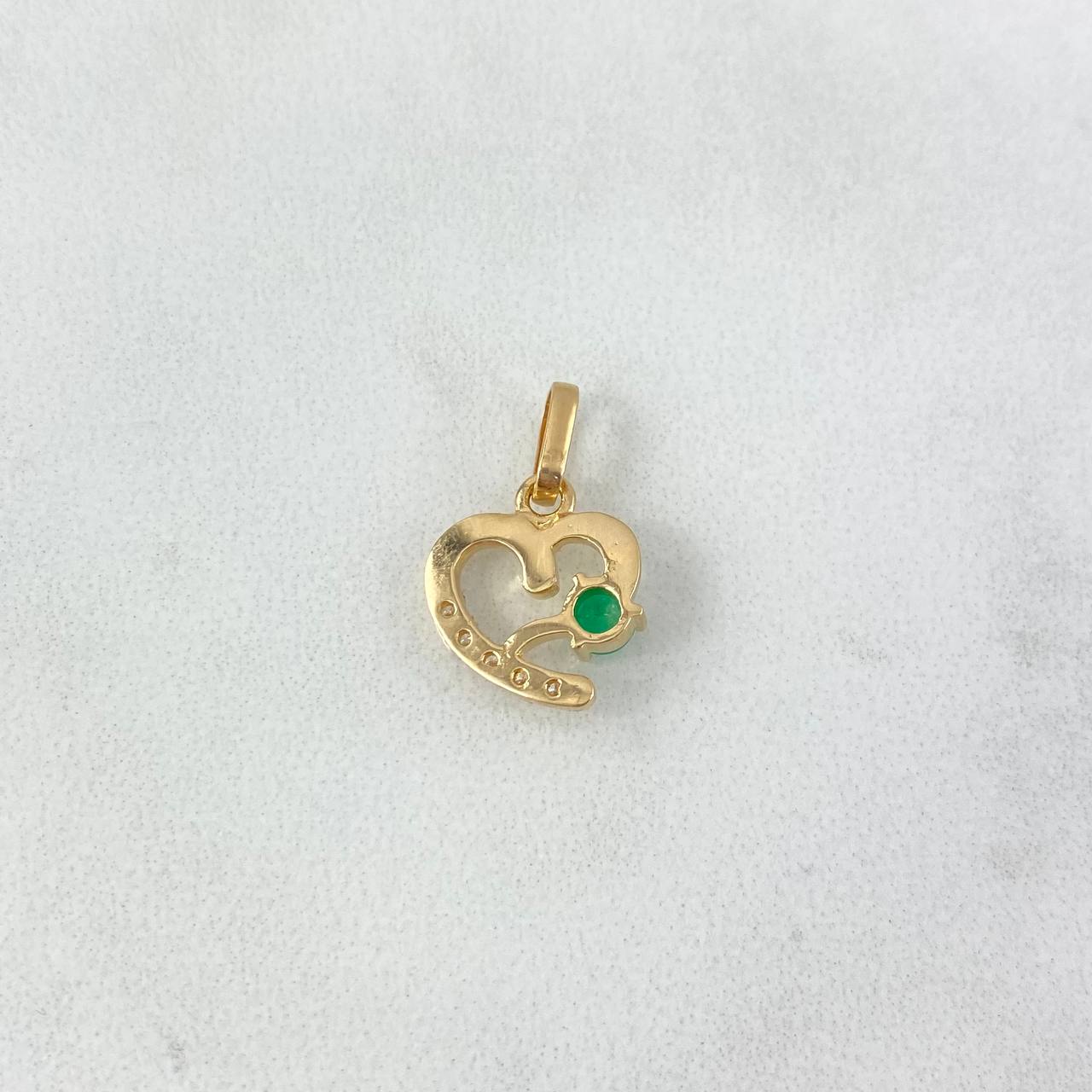 Dije Corazón Silueta 1.55gr / 1.8cm / Esmeraldas 18pts Diamantes Blancos 7pts Oro Amarillo 18K (Joya) *