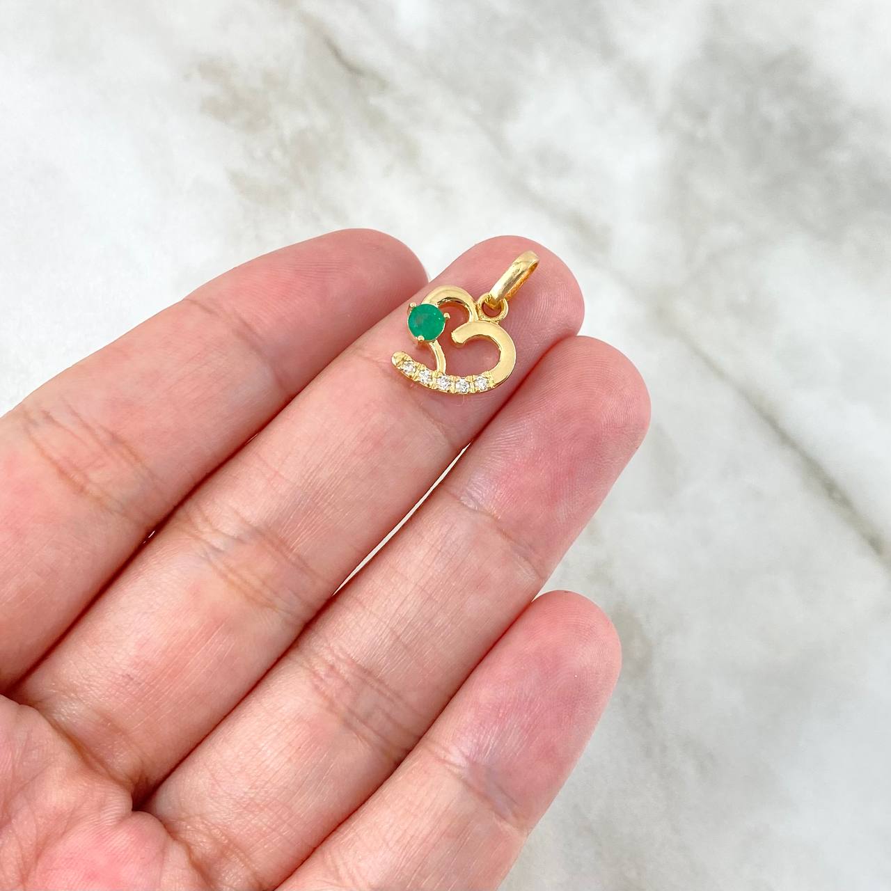 Dije Corazón Silueta 1.55gr / 1.8cm / Esmeraldas 18pts Diamantes Blancos 7pts Oro Amarillo 18K (Joya) *