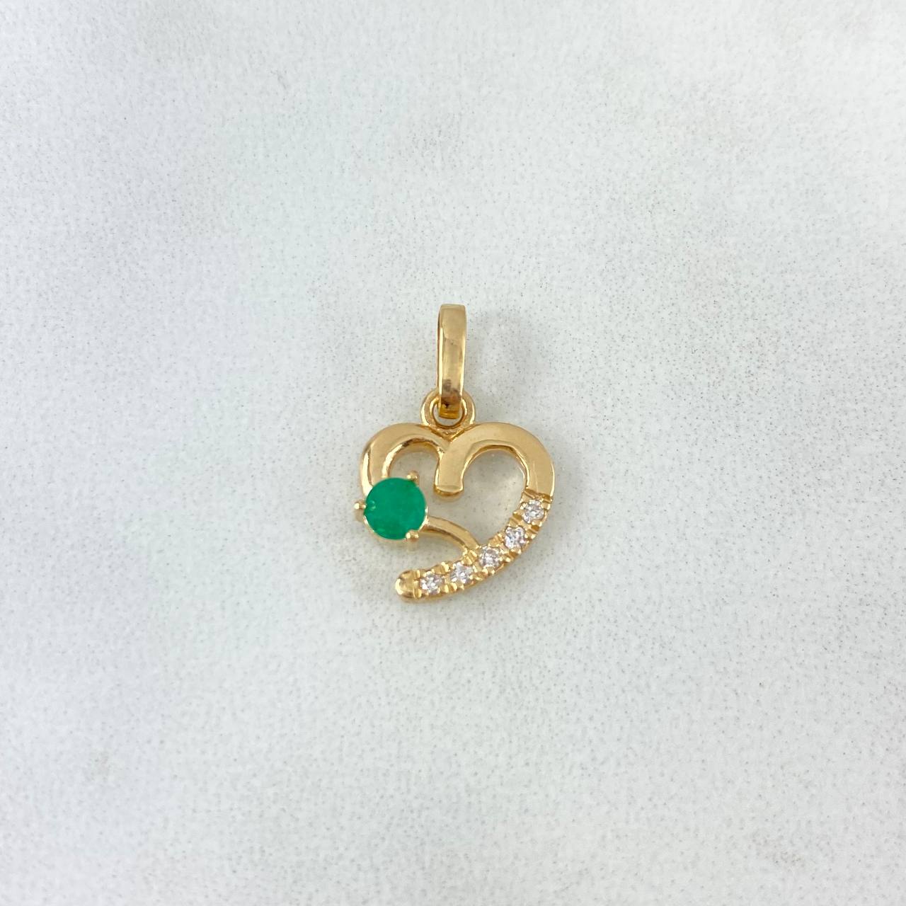 Dije Corazón Silueta 1.55gr / 1.8cm / Esmeraldas 18pts Diamantes Blancos 7pts Oro Amarillo 18K (Joya) *