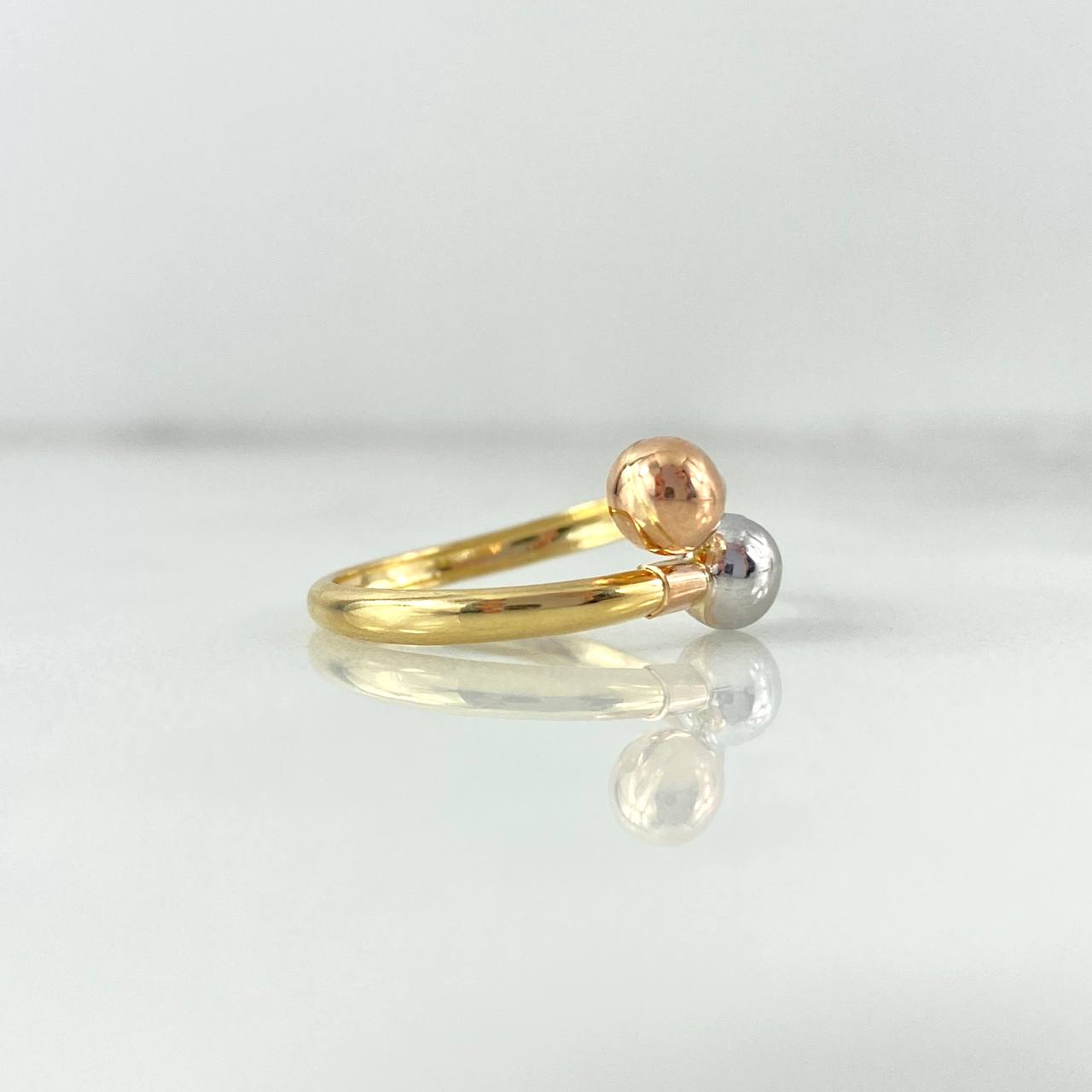 You and Me Ring 1.6gr / Size 6 1/2 / Three 18K Golds