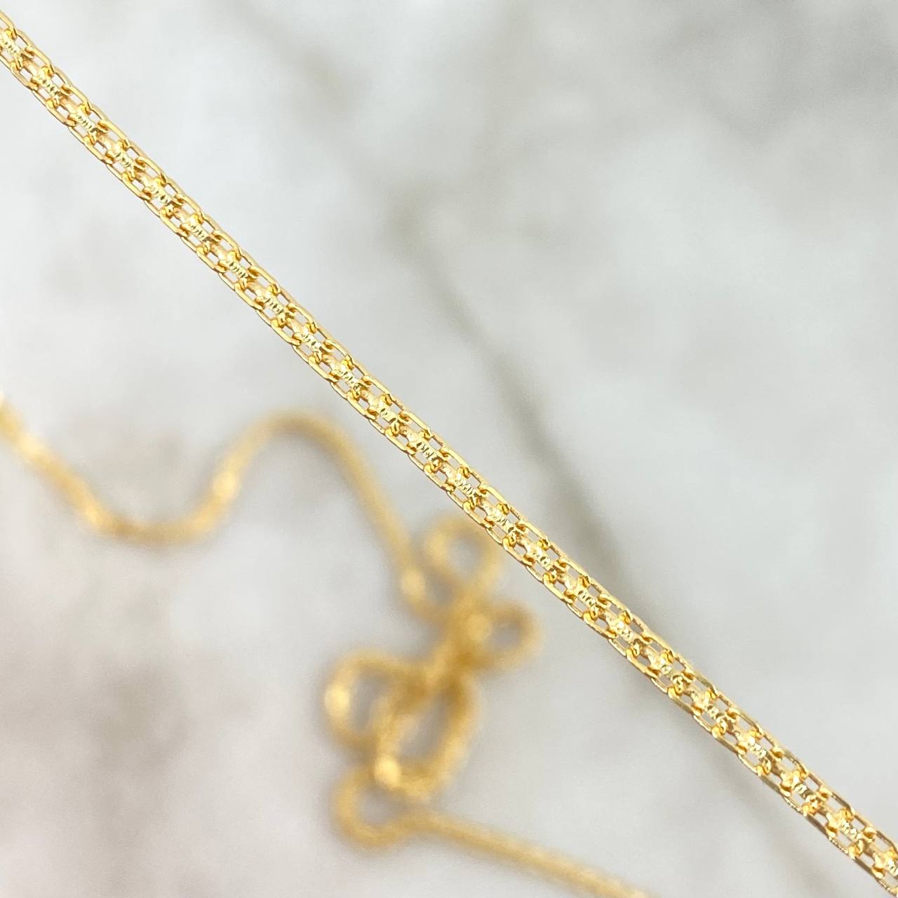Cadena China 3.7gr / 27 1/2 in / 1.5mm Oro Amarillo +1 18K