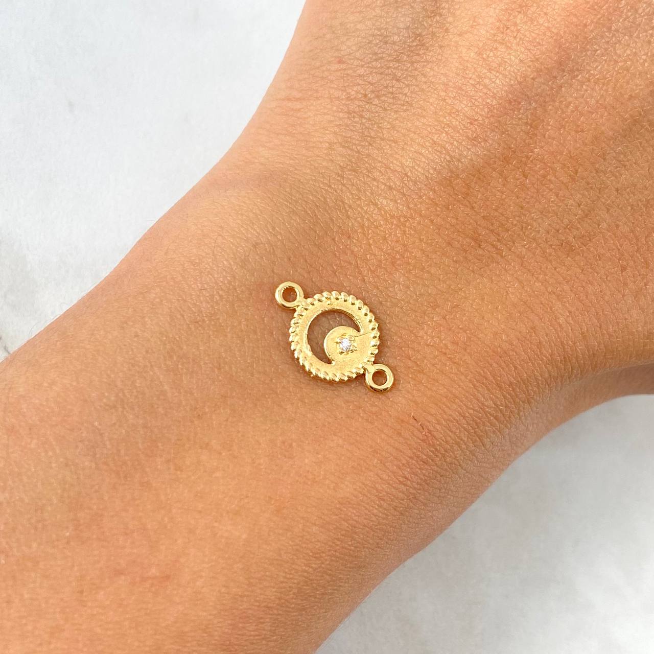 Charm Luna Bordered Circle 0.65gr / 1.5cm / White Zircon Yellow Gold