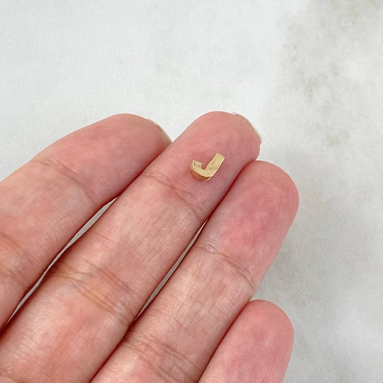 Herraje Letra J 0.2gr / 1/4 in / Oro Amarillo 18K