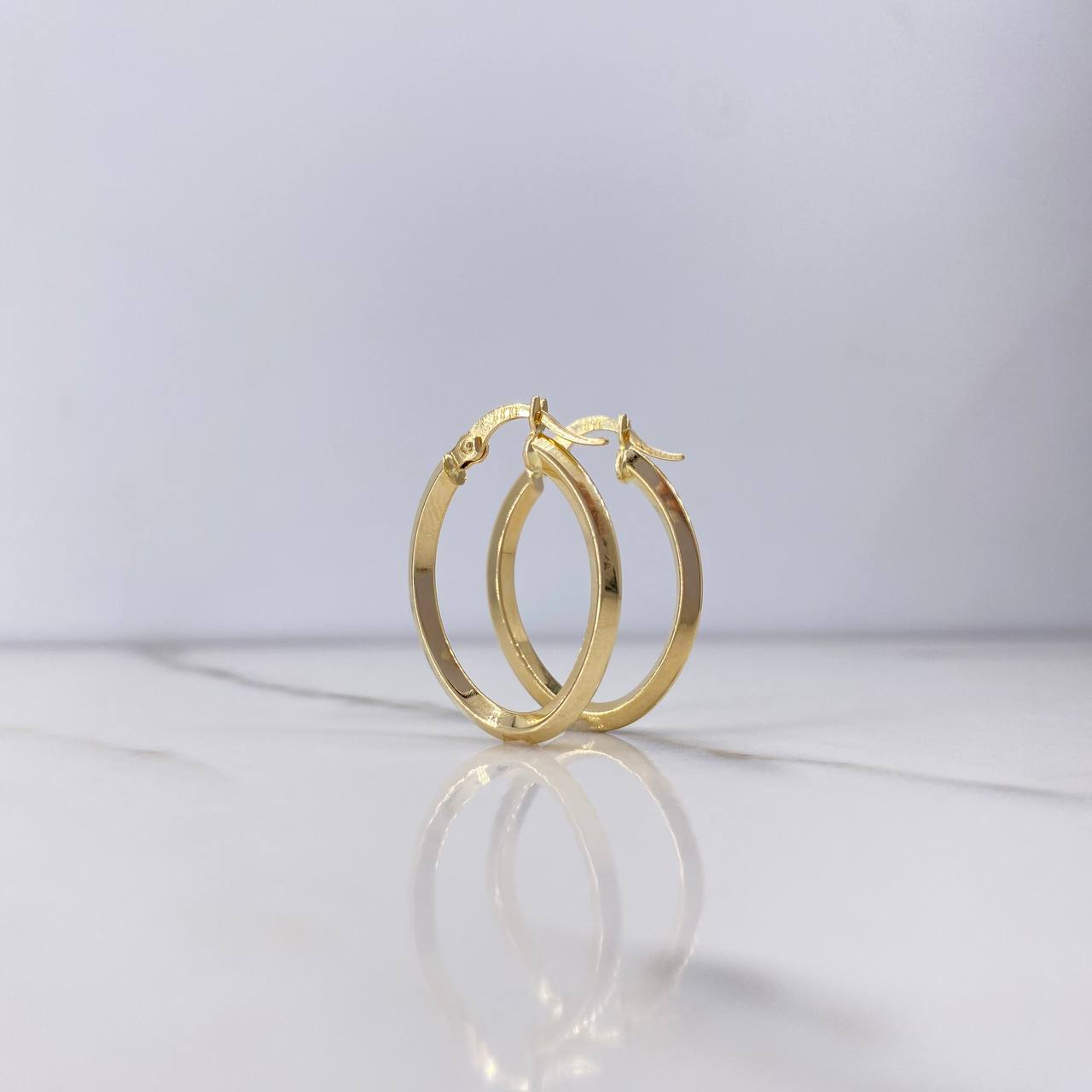 Clau Hoop Earrings 1.1gr / 3/4 in / 18K Gold
