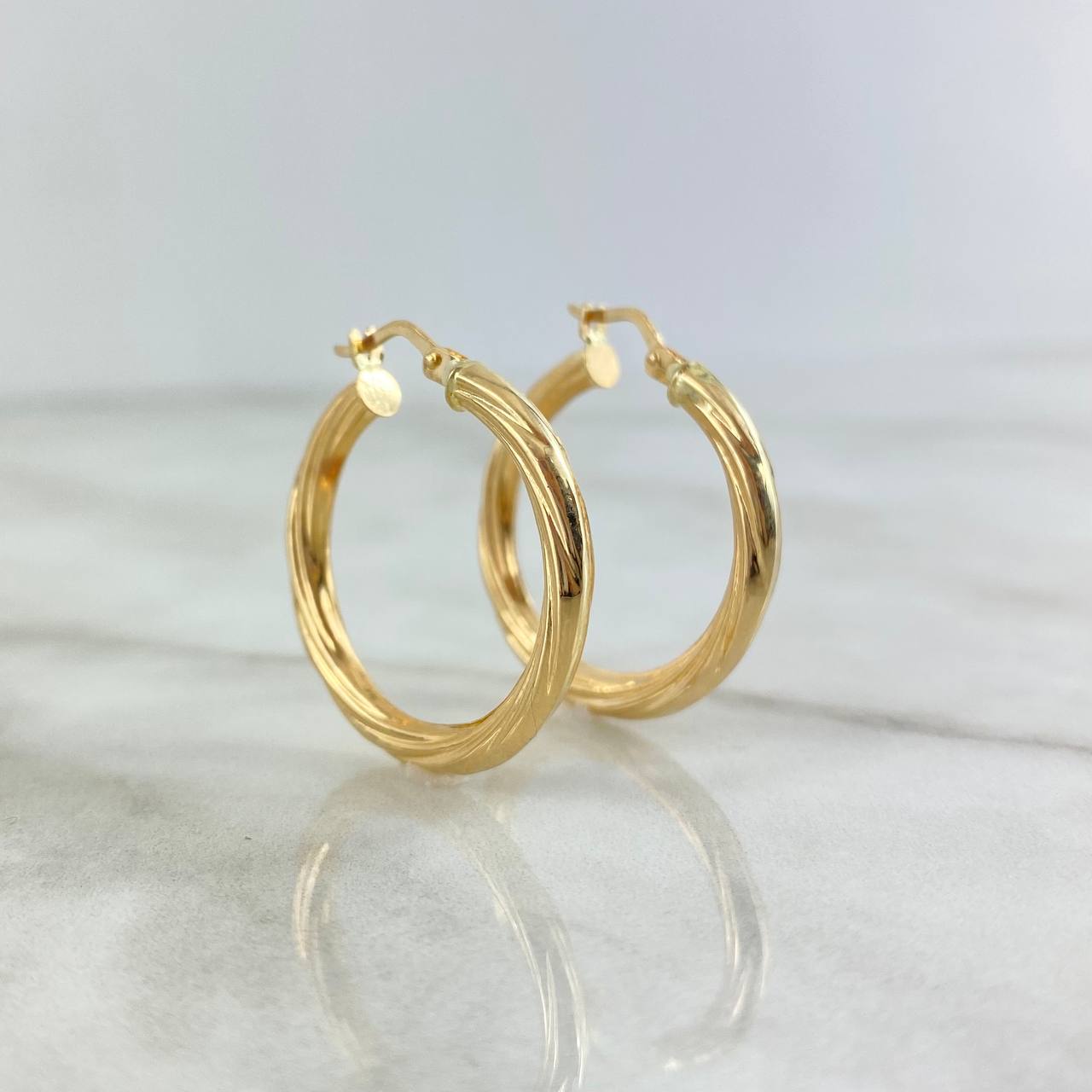 Hoop Earrings 1.5gr / 2.3cm (0.9in) / 18K Gold *