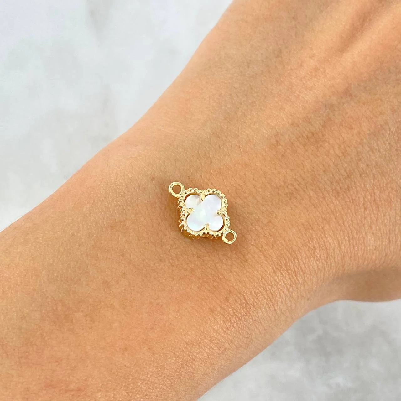 Herraje Trebol Nacar Blanco 0.8 g / 1/2 in Oro Amarillo 18K
