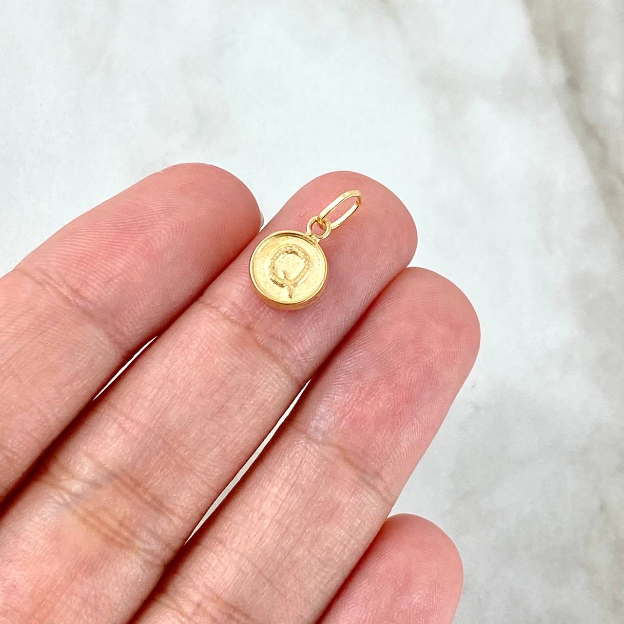 Pendant Letter Q 0.35gr / 1.5cm / Double Sided Yellow Gold
