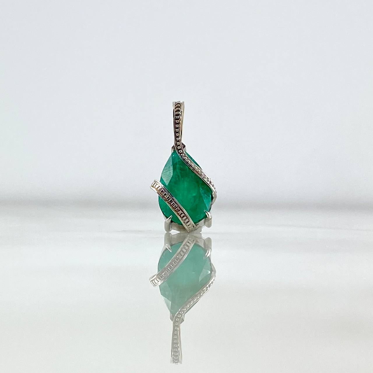 Pendant Spun Pear 4.75gr / 2.3cm / Emerald 3.70 QTS White Gold (Jewel) ©