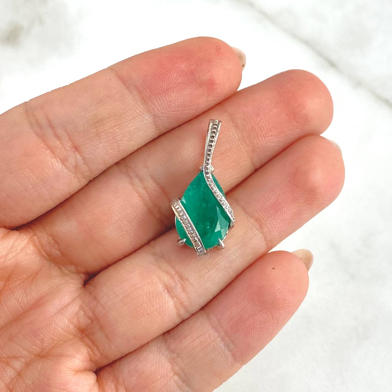 Pendant Spun Pear 4.75gr / 2.3cm / Emerald 3.70 QTS White Gold (Jewel) ©