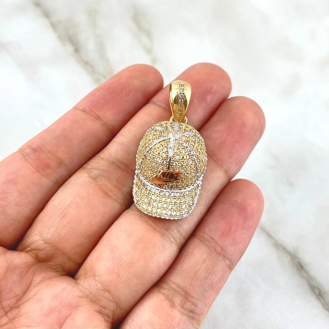 Pendant Cap Cool 7.8gr / 3.8cm / White Zircons Three Golds ©