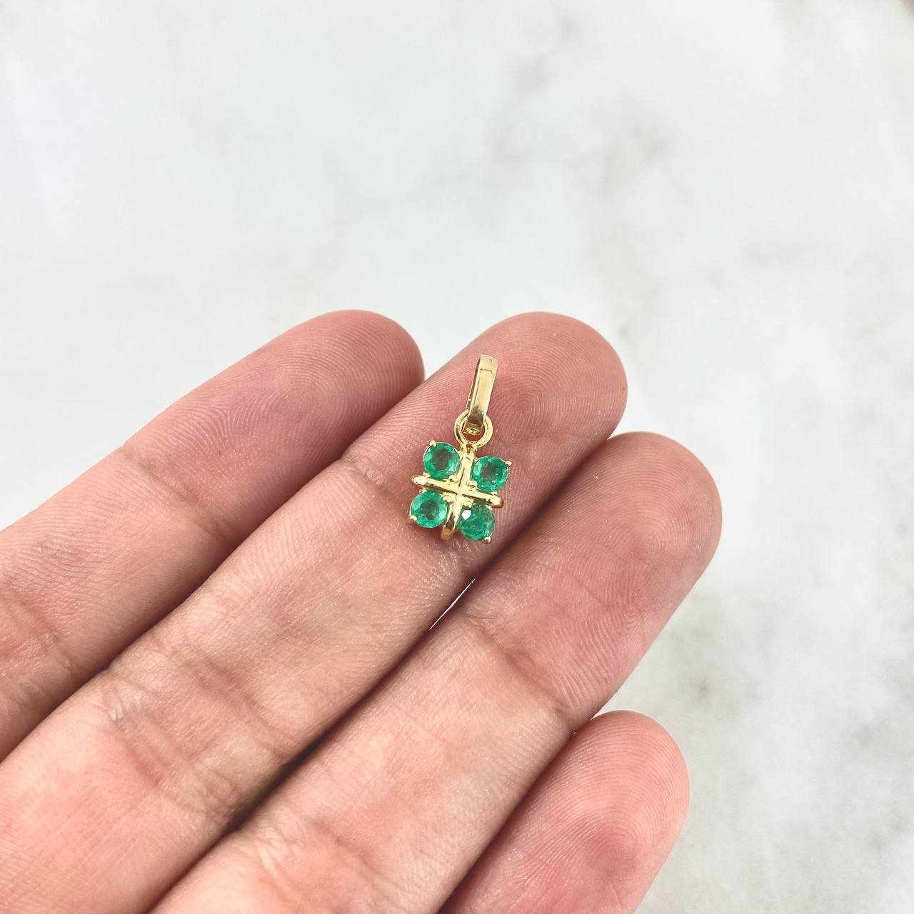 Dije Flor Regalo Esmeraldas 35pts 1.15gr / 1.5cm / Oro Amarillo 18K