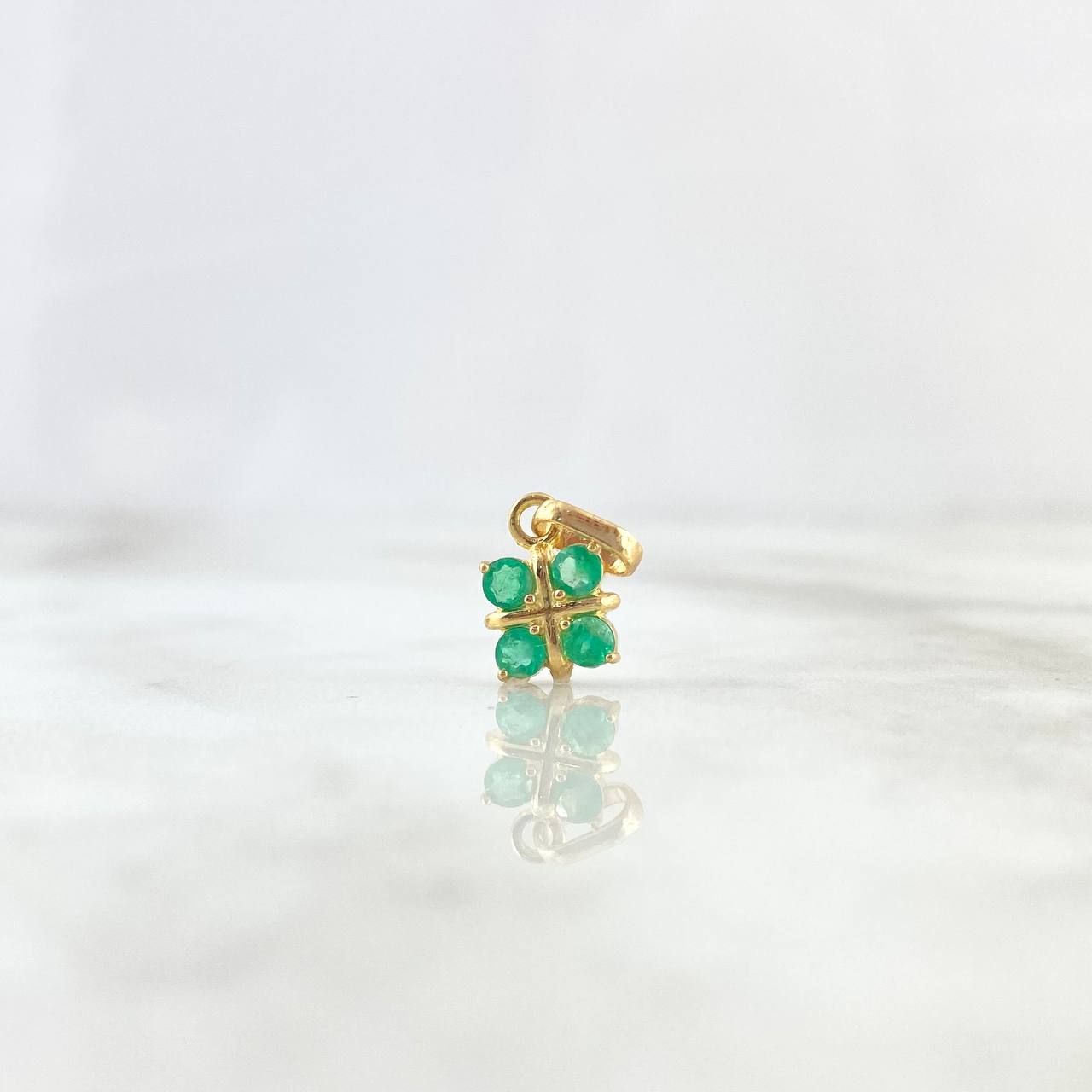 Dije Flor Regalo Esmeraldas 35pts 1.15gr / 1.5cm / Oro Amarillo 18K