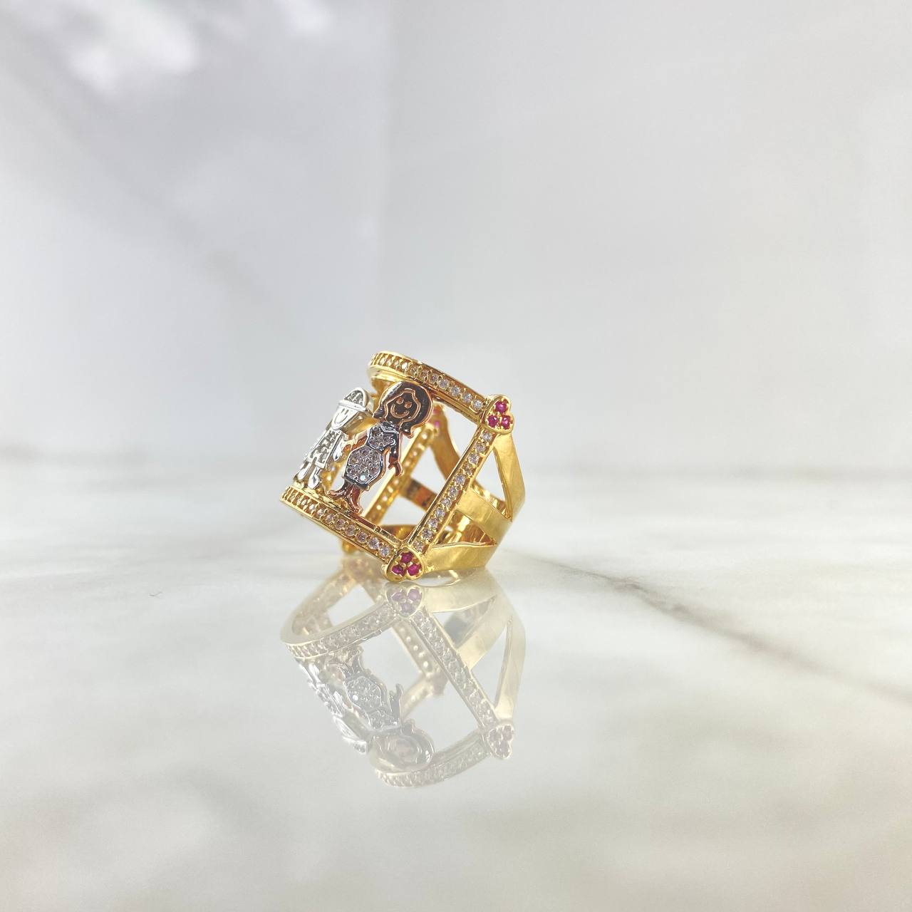 Family Ring 7.9gr / Size 7 1/2 / White and Fuchsia Zircons Three Golds