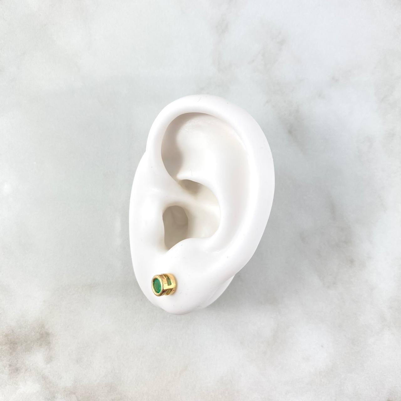 Stud Earrings Hoop 1.6gr / 0.05cm / Emerald 70 pts Yellow Gold (Jewel) ©