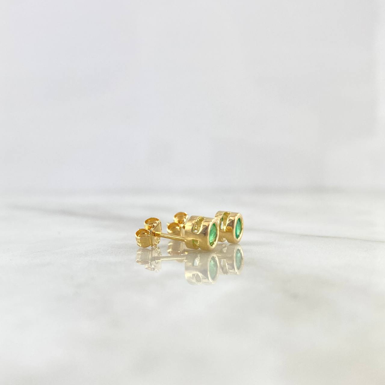Stud Earrings Hoop 1.6gr / 0.05cm / Emerald 70 pts Yellow Gold (Jewel) ©