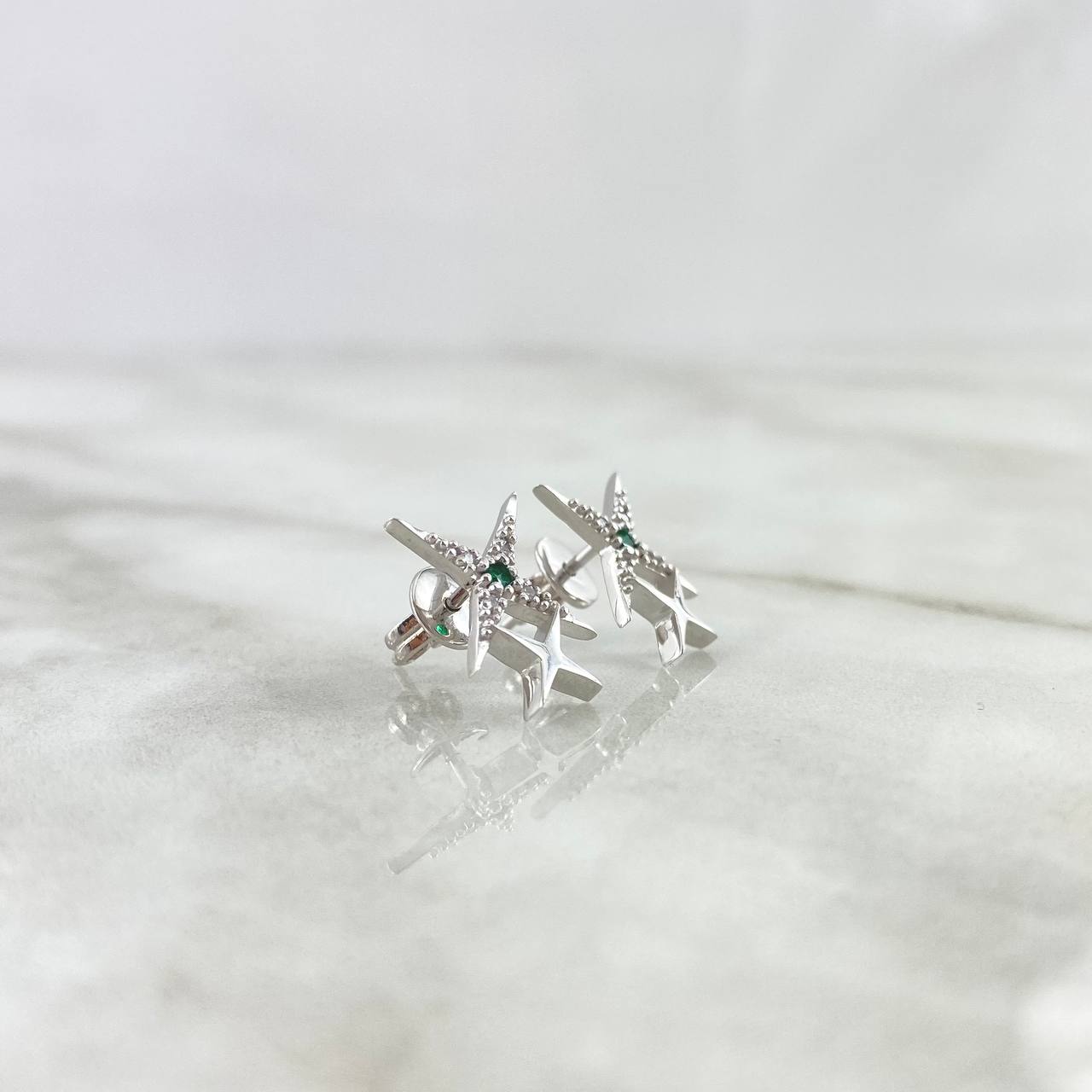 Topos Lucero 2.45gr / 1.5cm / Esmeraldas 6 pts - Diamantes Blancos 8 pts Oro Blanco (Joya) ©