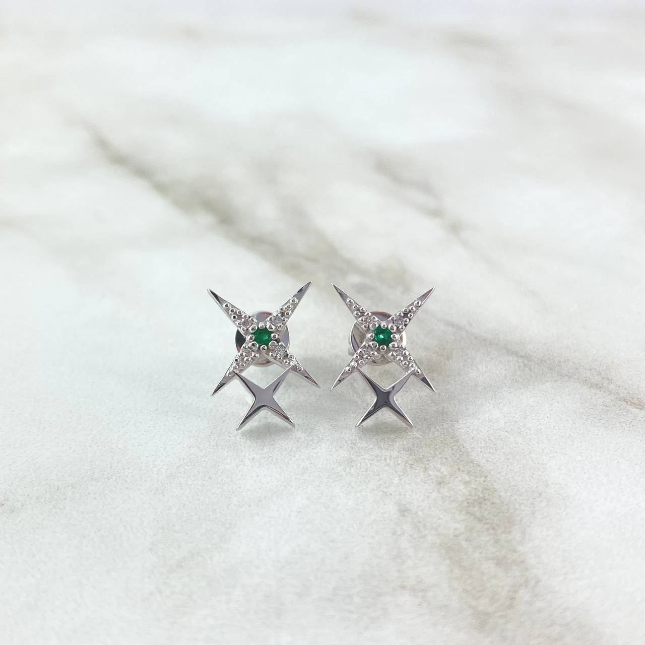 Topos Lucero 2.45gr / 1.5cm / Esmeraldas 6 pts - Diamantes Blancos 8 pts Oro Blanco (Joya) ©