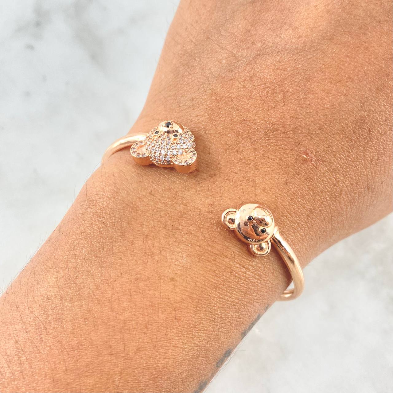 Pulso Aro Abrazo Osos 7gr / 17cm / Circones Blancos y Negros Oro Rosa