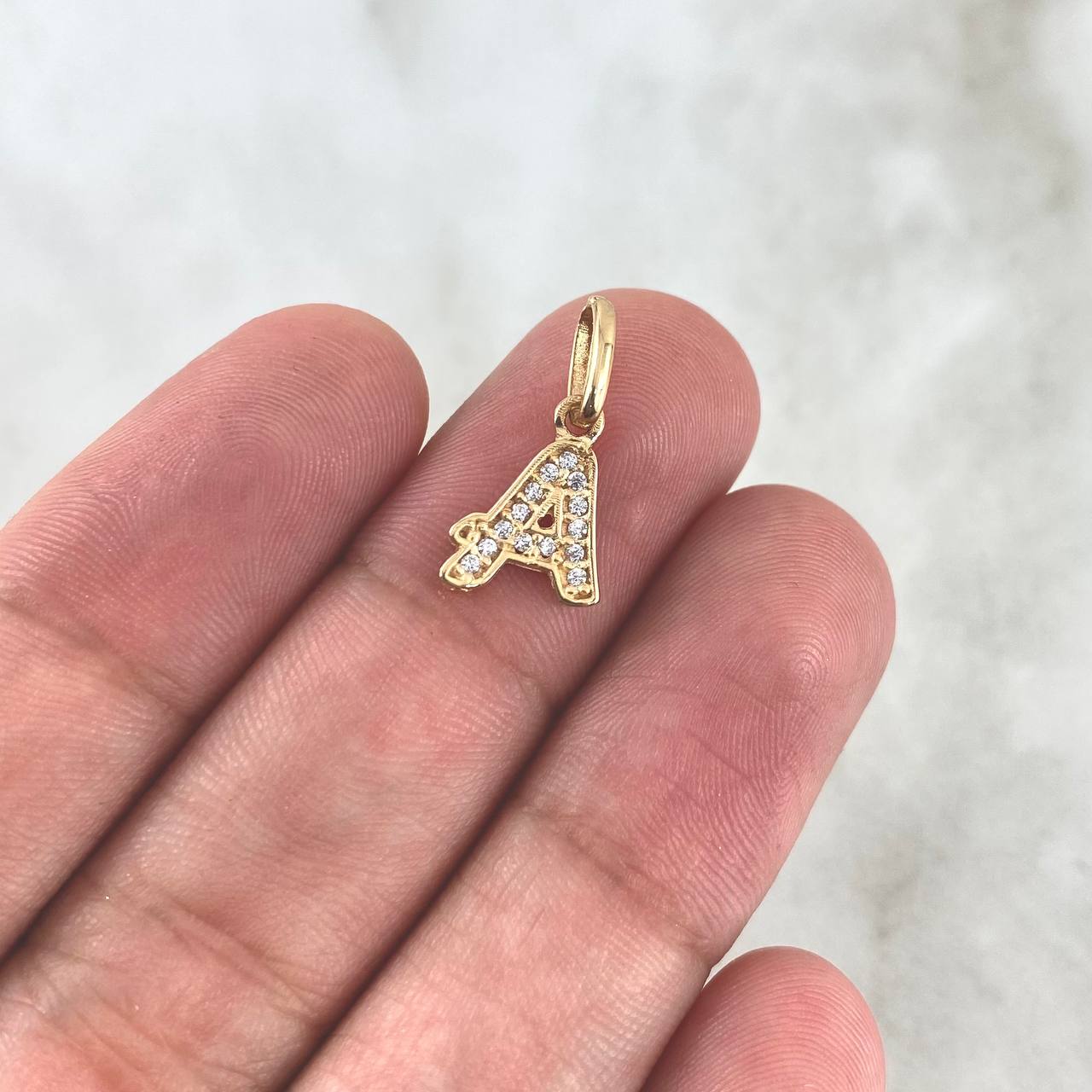 Dije Letra A Silueta 0.65gr / 1.6cm / Circones Blancos Oro Amarillo 18K ©